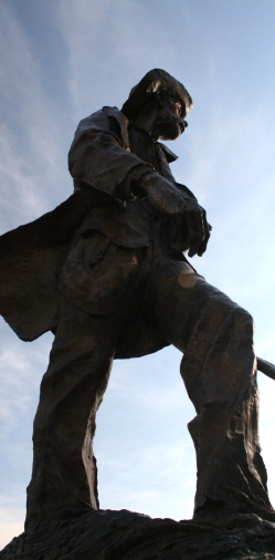 founder statue 001